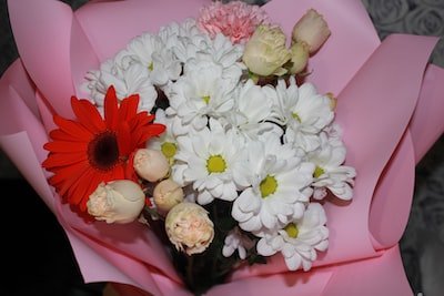 a bouquet of white and red flowers